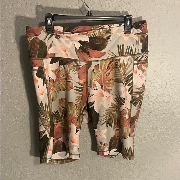 Old Navy Active Tropical Powersoft Print Shorts - Picture 1 of 3
